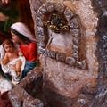 PRESEPE RESINA CON FONTANA A BATTERIA E LUCE CM.28X18H36