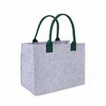 Borsa in feltro grigia con scacchi verdi 2 manici 34X20H26 cm
