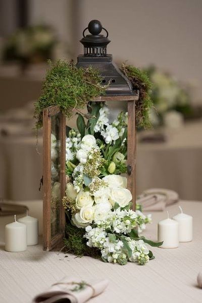 Portafiori e portavasi insoliti: lanterna con fiori