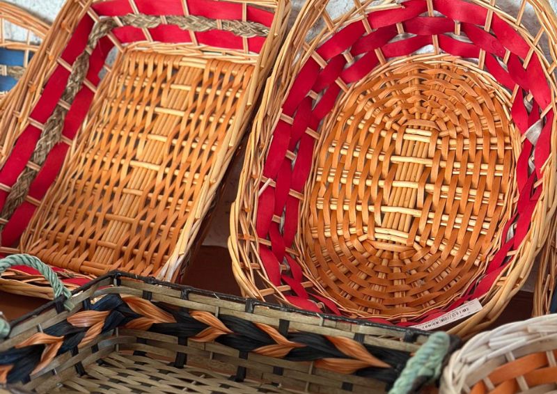 Ceste natalizie in vimini per il confezionamento