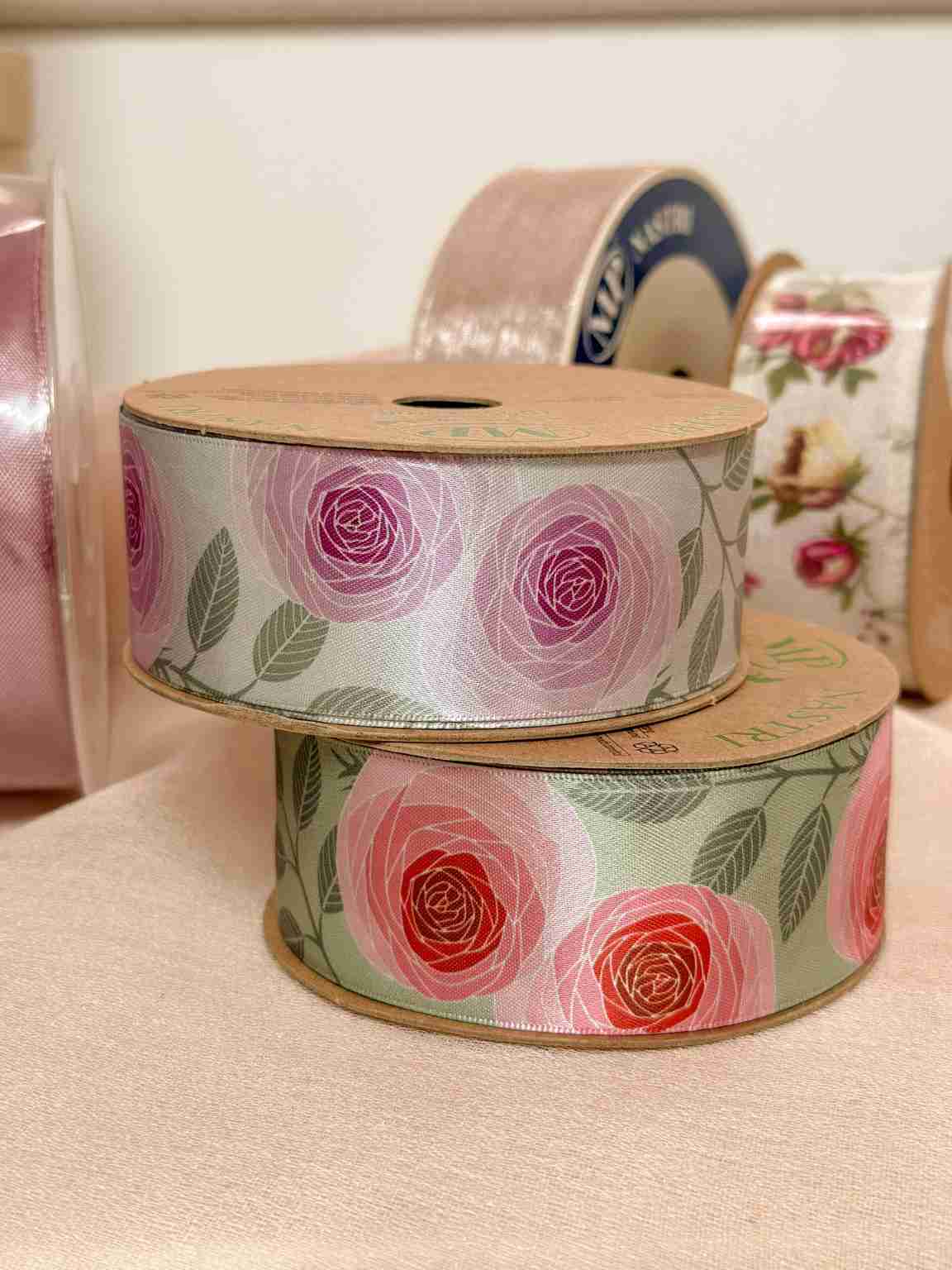 Materiali da confezionamento: rocchetti nastri con rose